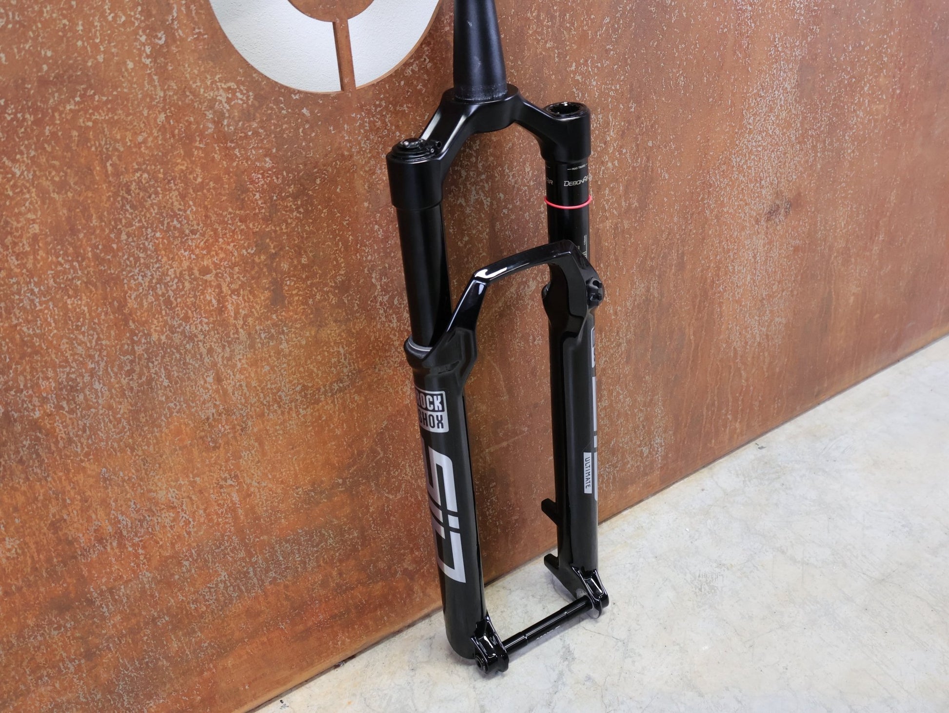 Federgabel von Rock Shox, ROCKSHOX – SID ULTIMATE / 29 / 110 MM / BOOST 15×110 / GLOSS BLACK / CHARGER RACE DAY vor USEDBIKES - OB.DE Hintergrund