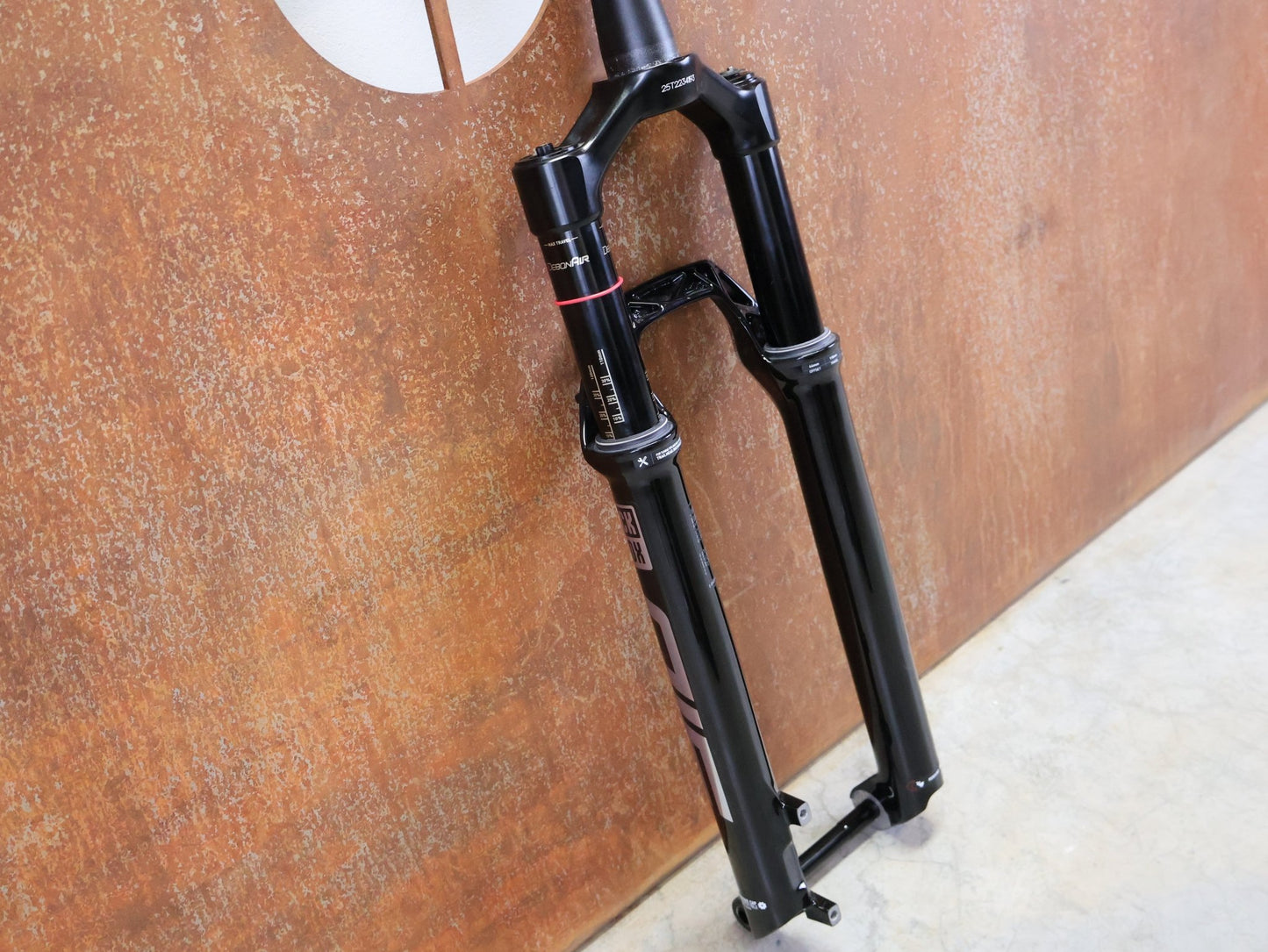 Federgabel von Rock Shox, ROCKSHOX – SID ULTIMATE / 29 / 110 MM / BOOST 15×110 / GLOSS BLACK / CHARGER RACE DAY vor USEDBIKES - OB.DE Hintergrund