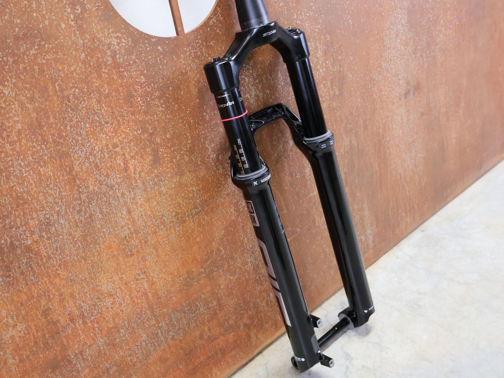 Federgabel von Rock Shox, ROCKSHOX – SID ULTIMATE / 29 / 110 MM / BOOST 15×110 / GLOSS BLACK / CHARGER RACE DAY vor USEDBIKES - OB.DE Hintergrund