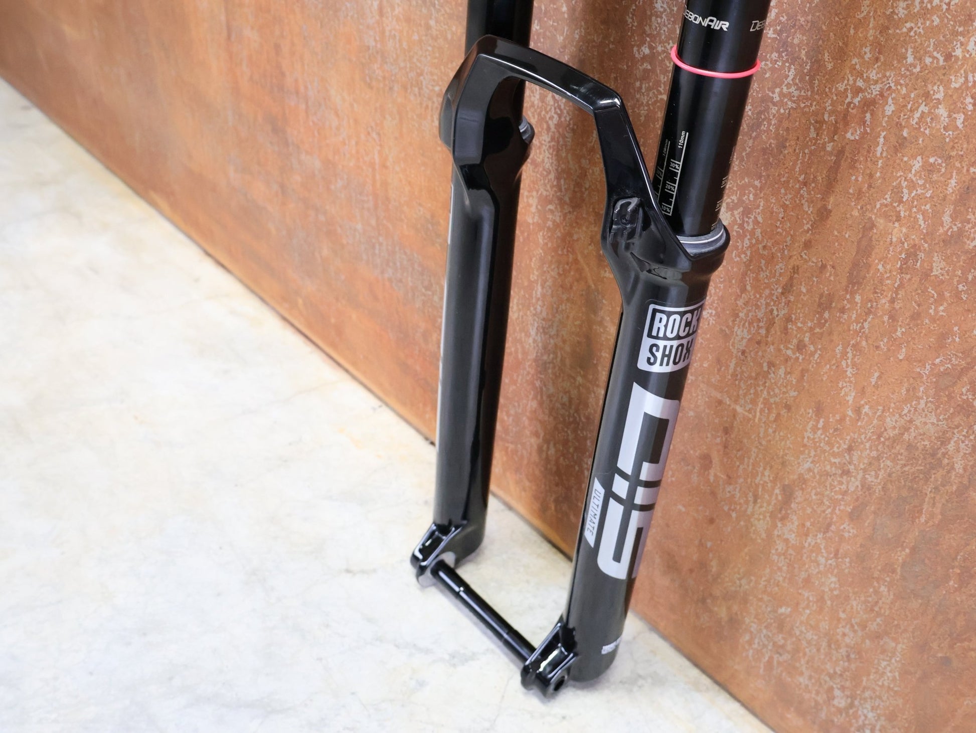 Federgabel von Rock Shox, ROCKSHOX – SID ULTIMATE / 29 / 110 MM / BOOST 15×110 / GLOSS BLACK / CHARGER RACE DAY vor USEDBIKES - OB.DE Hintergrund