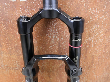 Federgabel von Rock Shox, ROCKSHOX – SID ULTIMATE / 29 / 110 MM / BOOST 15×110 / GLOSS BLACK / CHARGER RACE DAY vor USEDBIKES - OB.DE Hintergrund