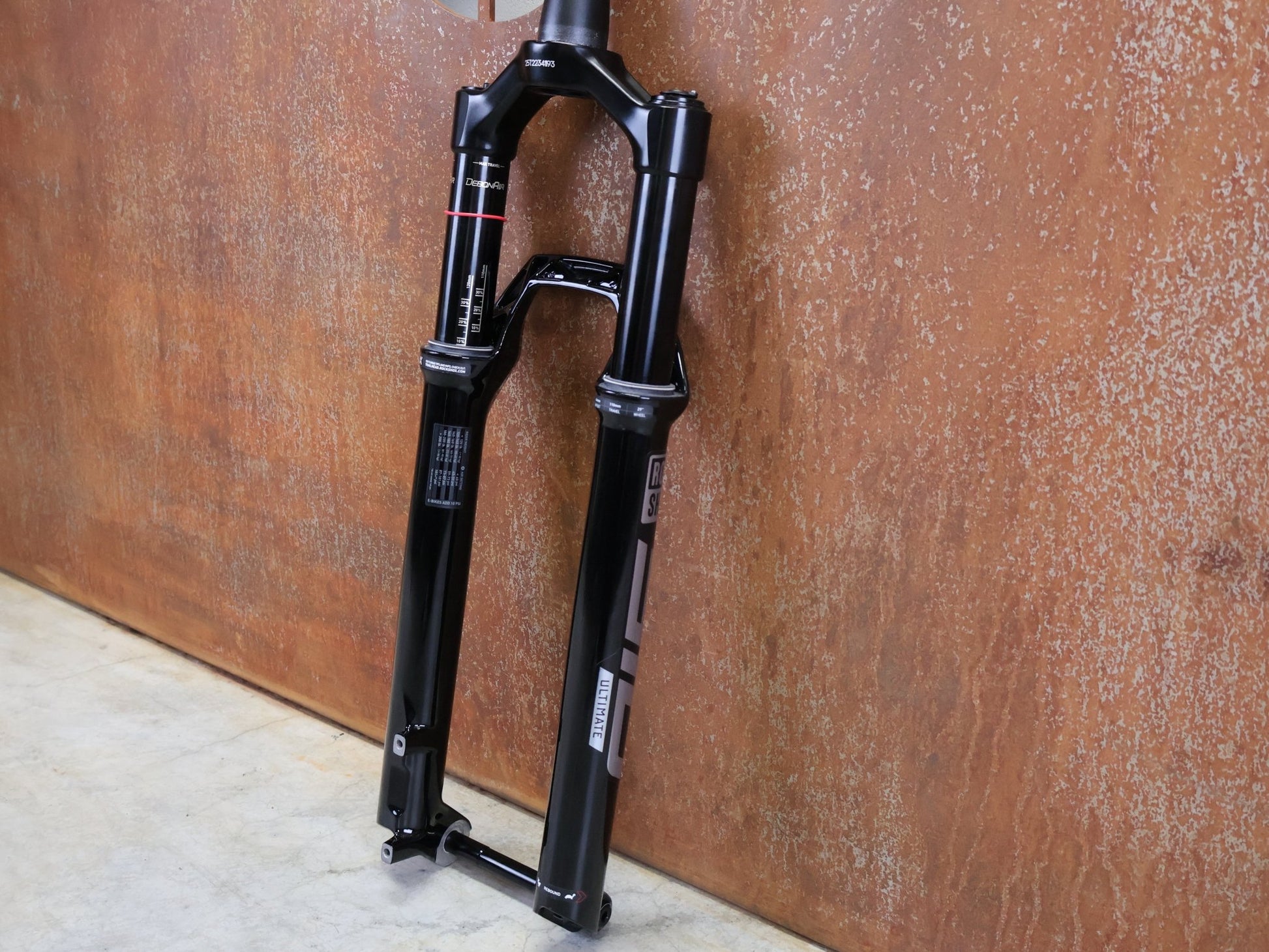 Federgabel von Rock Shox, ROCKSHOX – SID ULTIMATE / 29 / 110 MM / BOOST 15×110 / GLOSS BLACK / CHARGER RACE DAY vor USEDBIKES - OB.DE Hintergrund