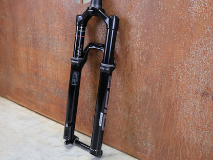 Federgabel von Rock Shox, ROCKSHOX – SID ULTIMATE / 29 / 110 MM / BOOST 15×110 / GLOSS BLACK / CHARGER RACE DAY vor USEDBIKES - OB.DE Hintergrund