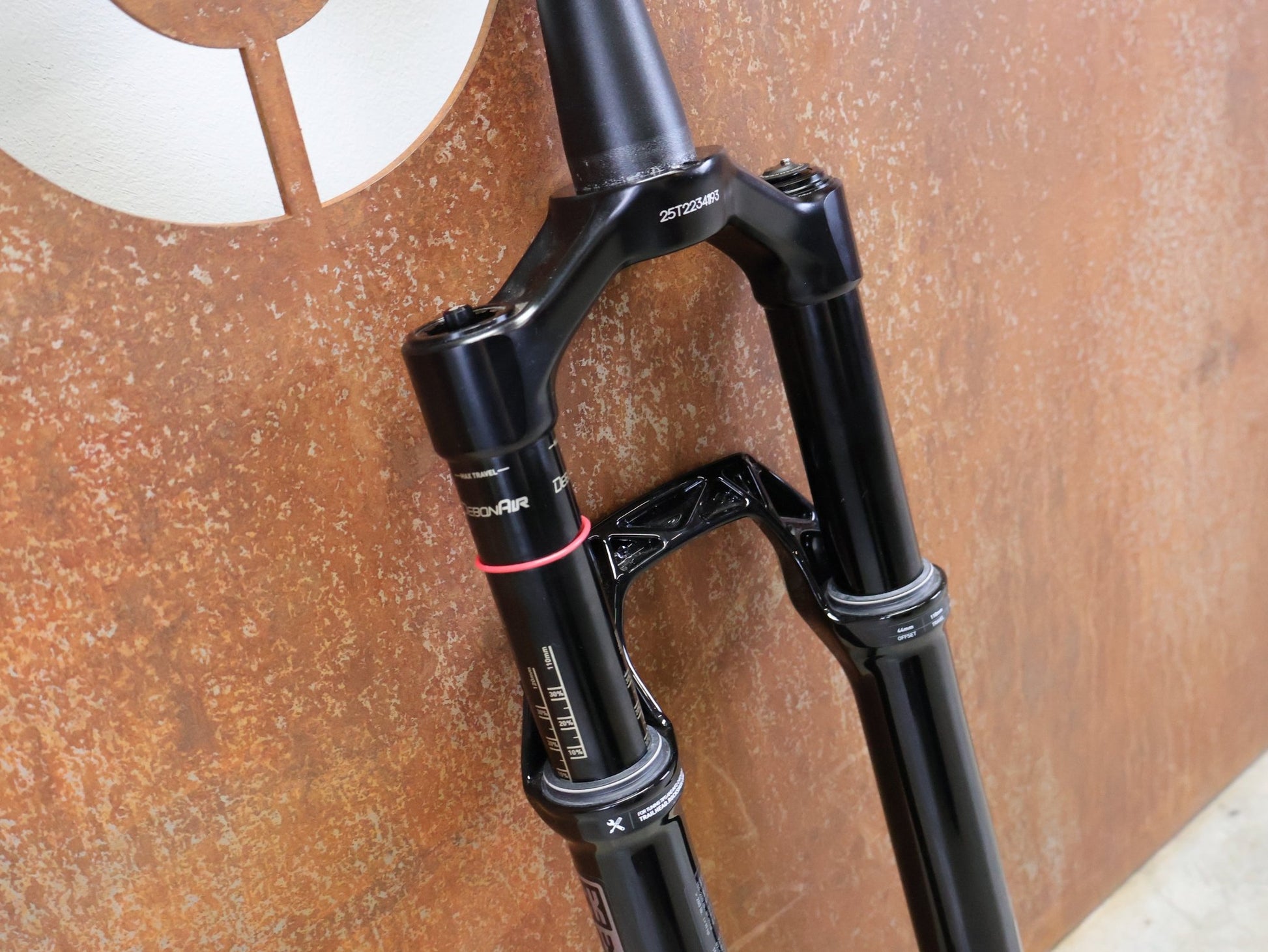 Federgabel von Rock Shox, ROCKSHOX – SID ULTIMATE / 29 / 110 MM / BOOST 15×110 / GLOSS BLACK / CHARGER RACE DAY vor USEDBIKES - OB.DE Hintergrund