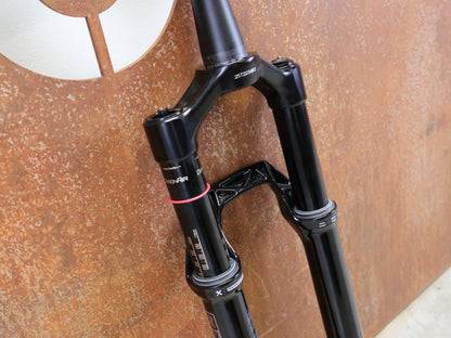 Federgabel von Rock Shox, ROCKSHOX – SID ULTIMATE / 29 / 110 MM / BOOST 15×110 / GLOSS BLACK / CHARGER RACE DAY vor USEDBIKES - OB.DE Hintergrund