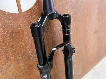 Federgabel von Rock Shox, ROCKSHOX – SID ULTIMATE / 29 / 110 MM / BOOST 15×110 / GLOSS BLACK / CHARGER RACE DAY vor USEDBIKES - OB.DE Hintergrund