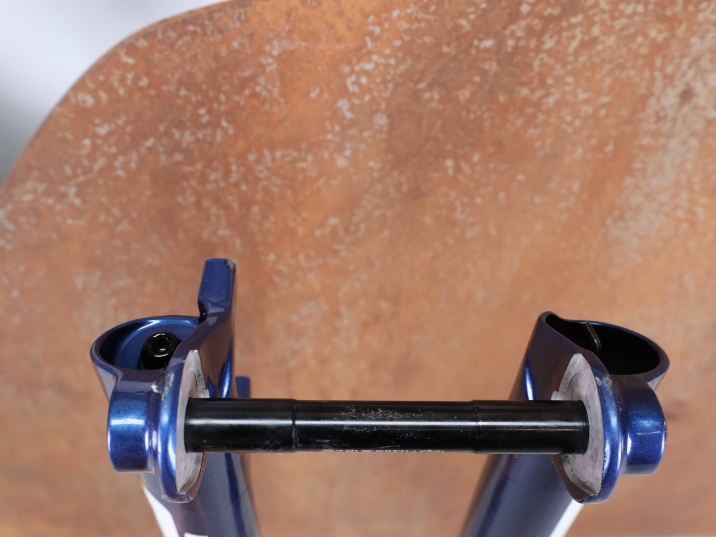 Federgabel von Rock Shox, ROCKSHOX SID ULTIMATE 2P FEDERGABEL – 29" / 120 MM / BLUE CRUSH vor USEDBIKES - OB.DE Hintergrund