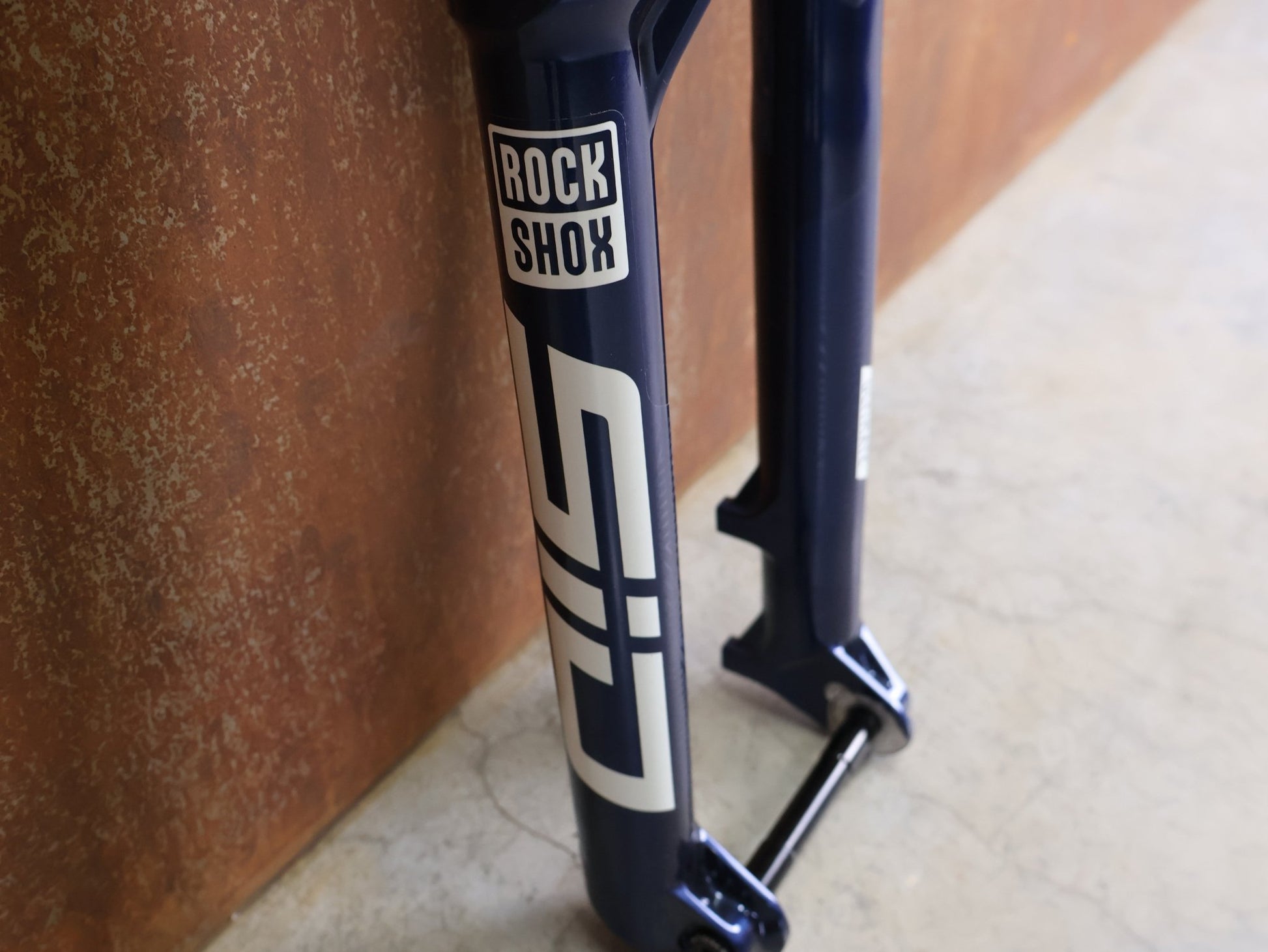 Federgabel von Rock Shox, ROCKSHOX SID ULTIMATE 2P FEDERGABEL – 29" / 120 MM / BLUE CRUSH vor USEDBIKES - OB.DE Hintergrund
