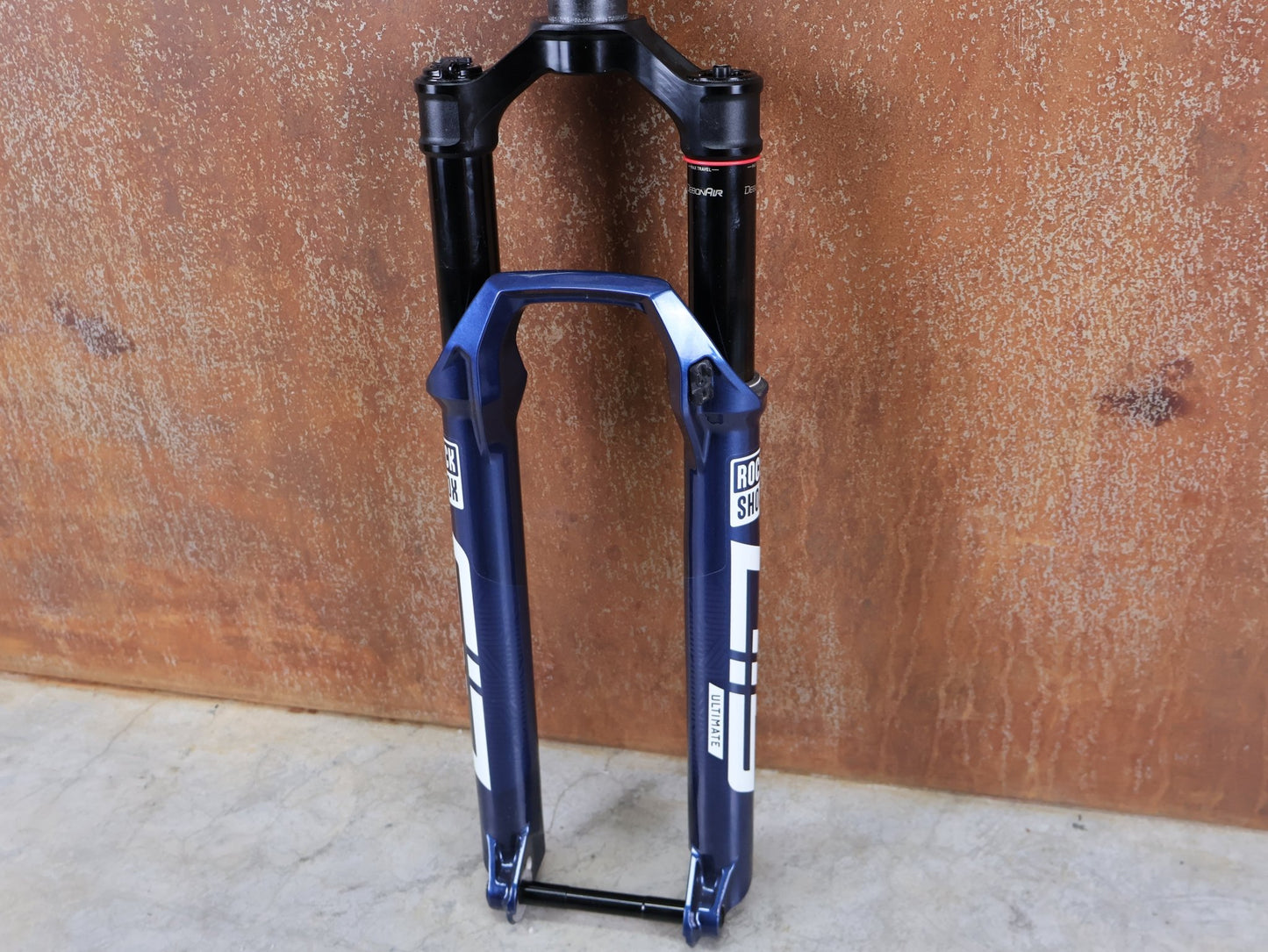 Federgabel von Rock Shox, ROCKSHOX SID ULTIMATE 2P FEDERGABEL – 29" / 120 MM / BLUE CRUSH vor USEDBIKES - OB.DE Hintergrund