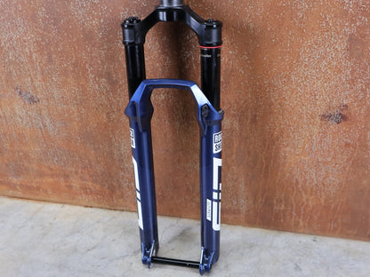 Federgabel von Rock Shox, ROCKSHOX SID ULTIMATE 2P FEDERGABEL – 29" / 120 MM / BLUE CRUSH vor USEDBIKES - OB.DE Hintergrund
