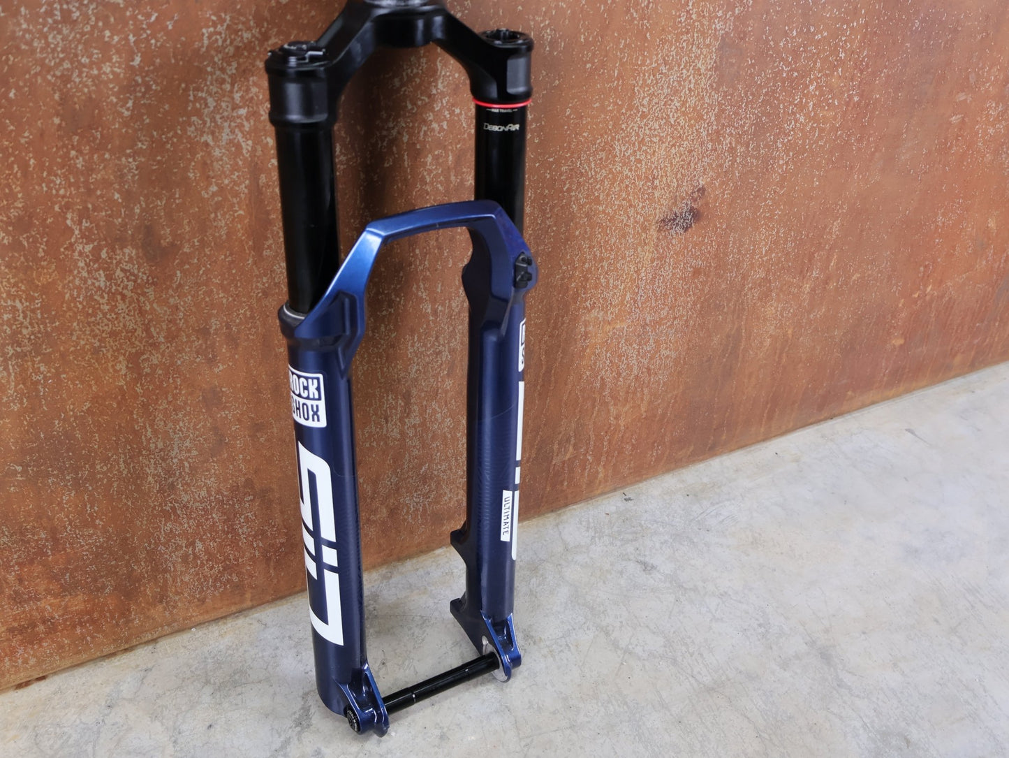 Federgabel von Rock Shox, ROCKSHOX SID ULTIMATE 2P FEDERGABEL – 29" / 120 MM / BLUE CRUSH vor USEDBIKES - OB.DE Hintergrund