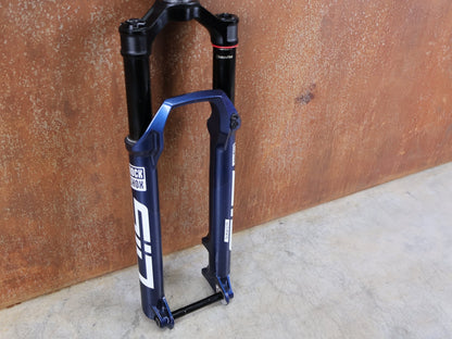Federgabel von Rock Shox, ROCKSHOX SID ULTIMATE 2P FEDERGABEL – 29" / 120 MM / BLUE CRUSH vor USEDBIKES - OB.DE Hintergrund