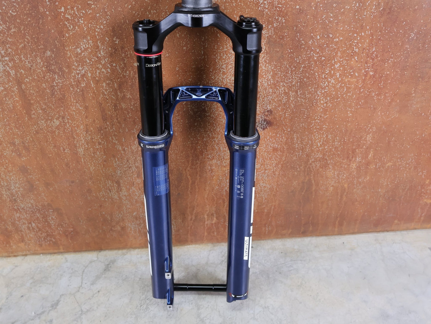 Federgabel von Rock Shox, ROCKSHOX SID ULTIMATE 2P FEDERGABEL – 29" / 120 MM / BLUE CRUSH vor USEDBIKES - OB.DE Hintergrund