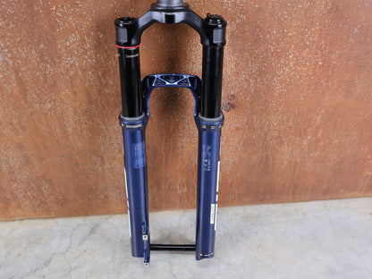 Federgabel von Rock Shox, ROCKSHOX SID ULTIMATE 2P FEDERGABEL – 29" / 120 MM / BLUE CRUSH vor USEDBIKES - OB.DE Hintergrund