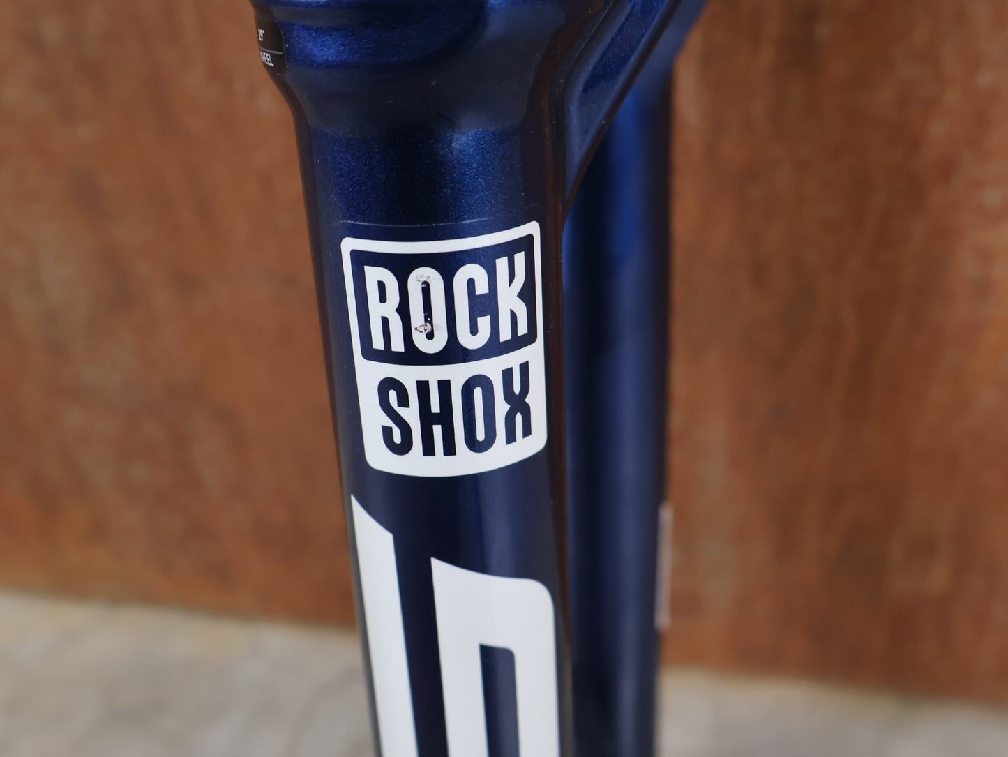 Federgabel von Rock Shox, ROCKSHOX SID ULTIMATE 2P FEDERGABEL – 29" / 120 MM / BLUE CRUSH vor USEDBIKES - OB.DE Hintergrund