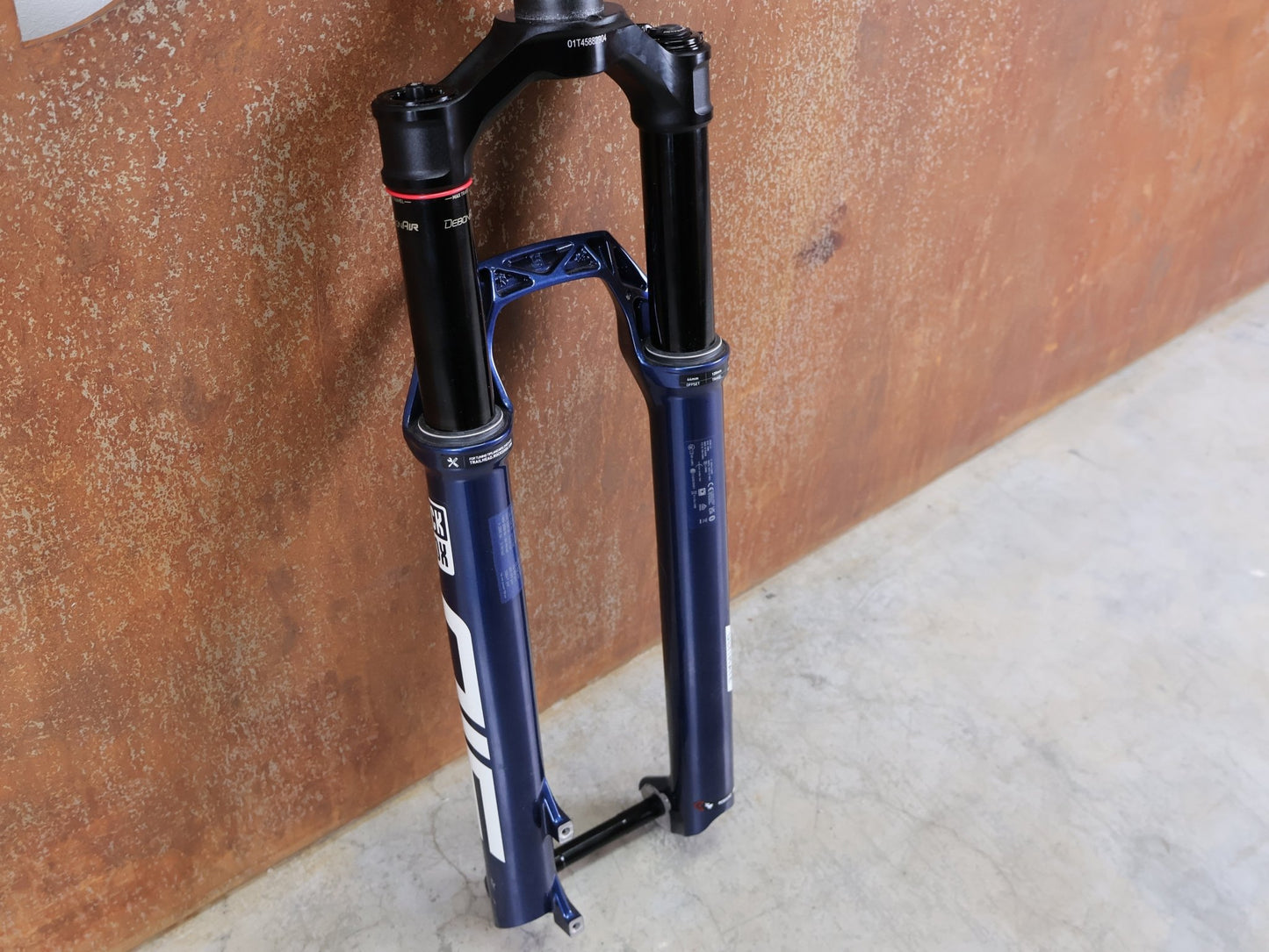 Federgabel von Rock Shox, ROCKSHOX SID ULTIMATE 2P FEDERGABEL – 29" / 120 MM / BLUE CRUSH vor USEDBIKES - OB.DE Hintergrund