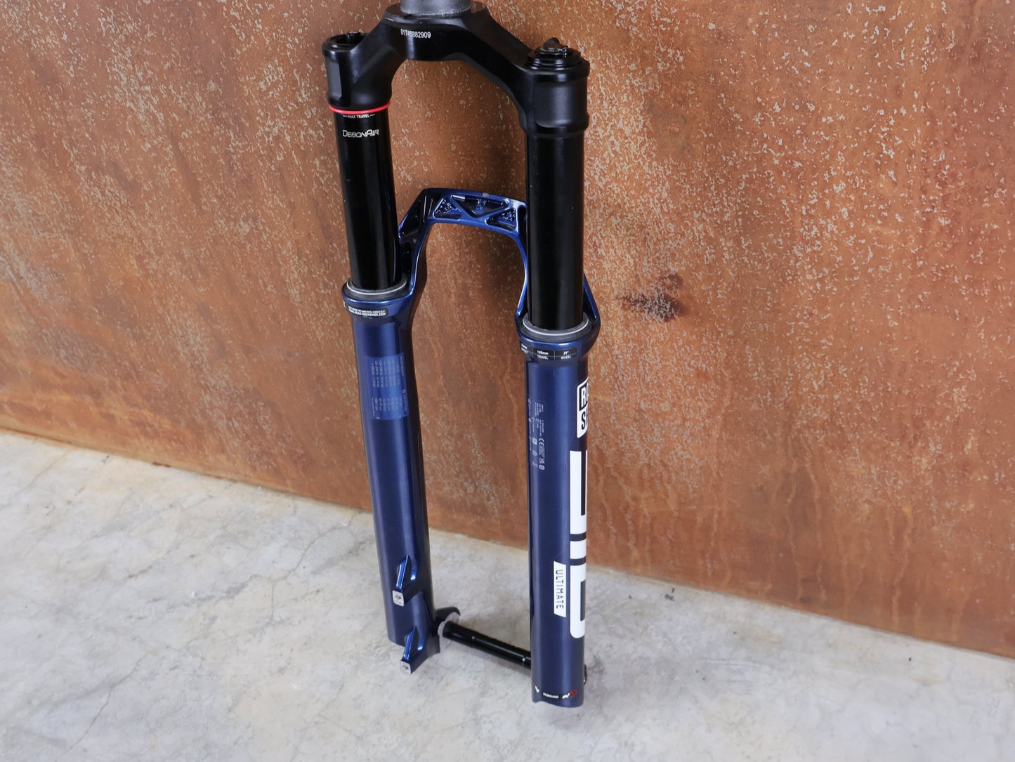 Federgabel von Rock Shox, ROCKSHOX SID ULTIMATE 2P FEDERGABEL – 29" / 120 MM / BLUE CRUSH vor USEDBIKES - OB.DE Hintergrund
