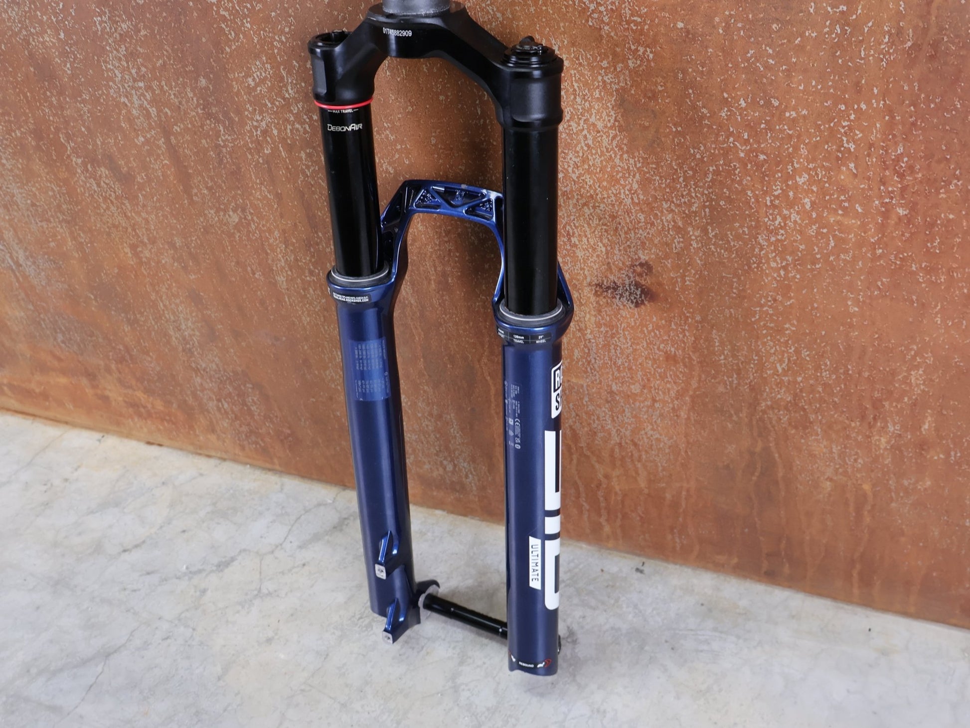 Federgabel von Rock Shox, ROCKSHOX SID ULTIMATE 2P FEDERGABEL – 29" / 120 MM / BLUE CRUSH vor USEDBIKES - OB.DE Hintergrund
