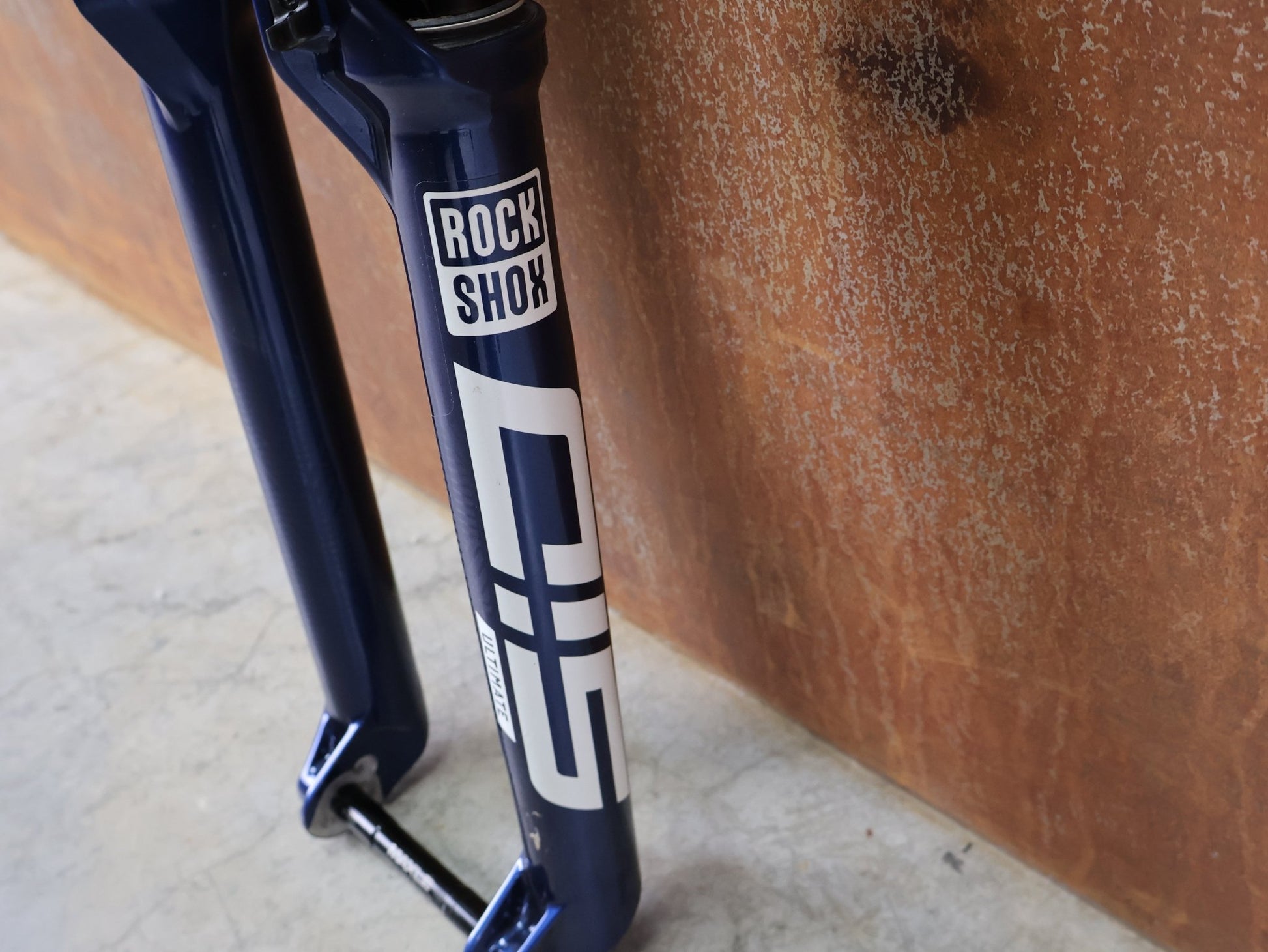 Federgabel von Rock Shox, ROCKSHOX SID ULTIMATE 2P FEDERGABEL – 29" / 120 MM / BLUE CRUSH vor USEDBIKES - OB.DE Hintergrund