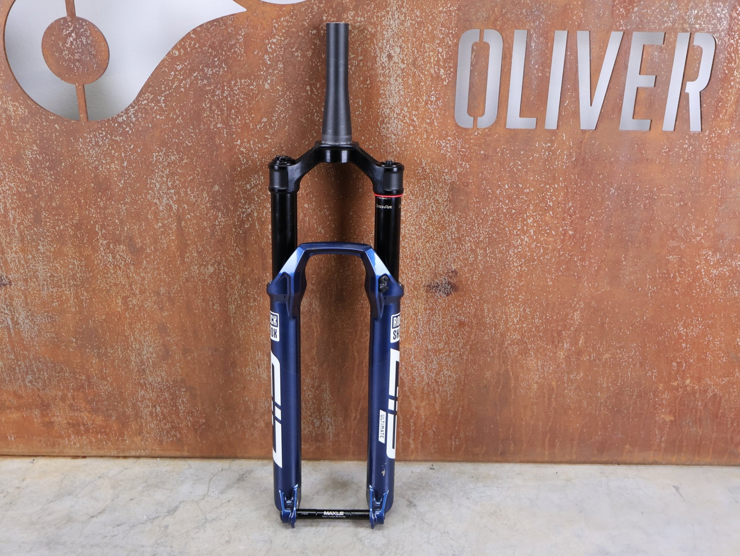 Federgabel von Rock Shox, ROCKSHOX SID ULTIMATE 2P FEDERGABEL – 29" / 120 MM / BLUE CRUSH vor USEDBIKES - OB.DE Hintergrund