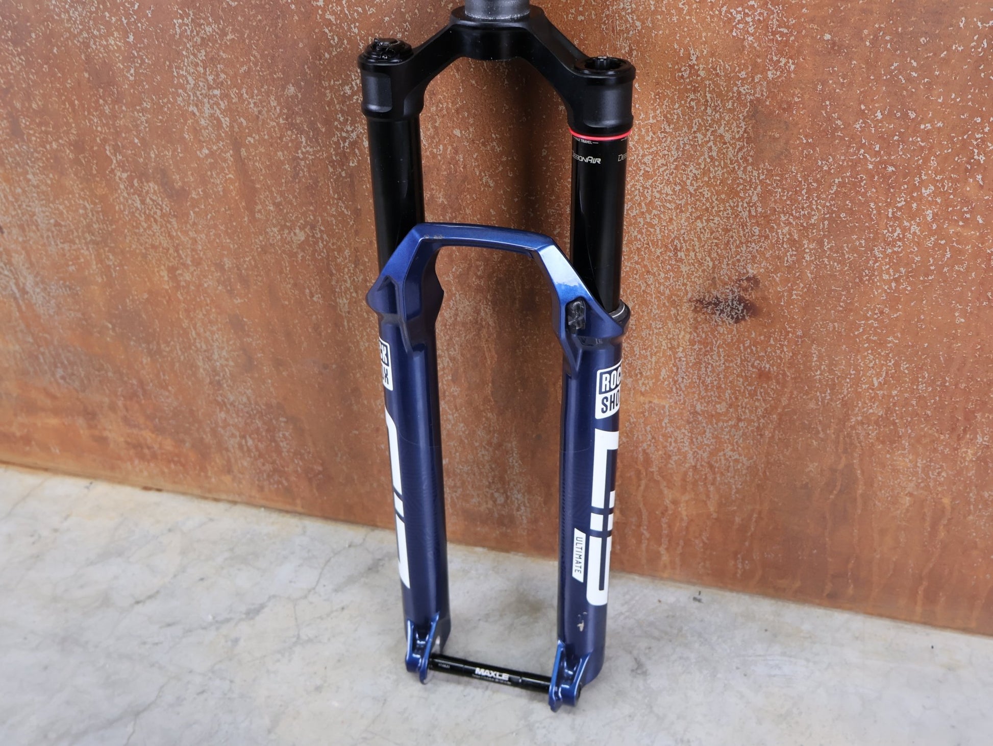 Federgabel von Rock Shox, ROCKSHOX SID ULTIMATE 2P FEDERGABEL – 29" / 120 MM / BLUE CRUSH vor USEDBIKES - OB.DE Hintergrund
