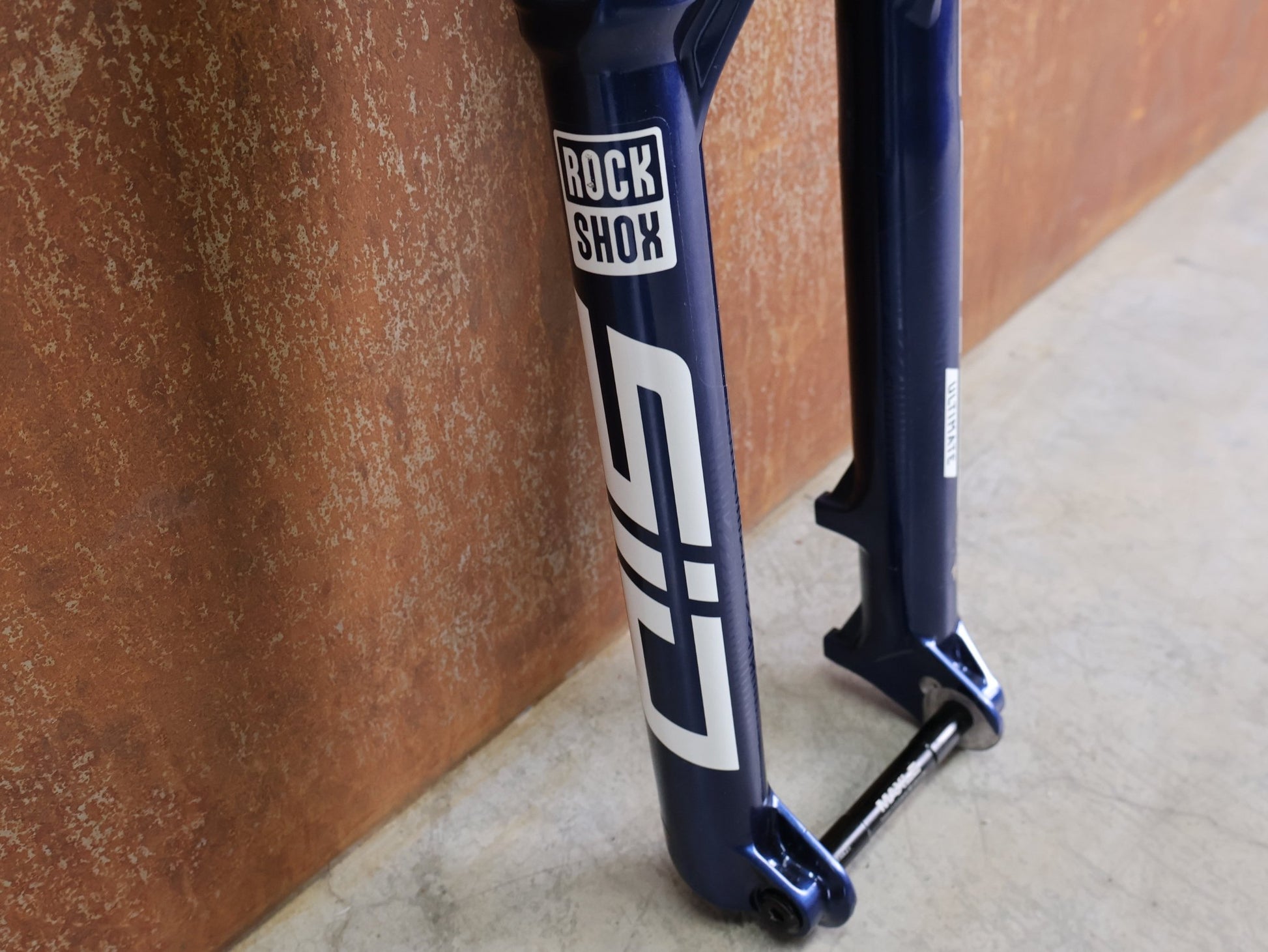 Federgabel von Rock Shox, ROCKSHOX SID ULTIMATE 2P FEDERGABEL – 29" / 120 MM / BLUE CRUSH vor USEDBIKES - OB.DE Hintergrund