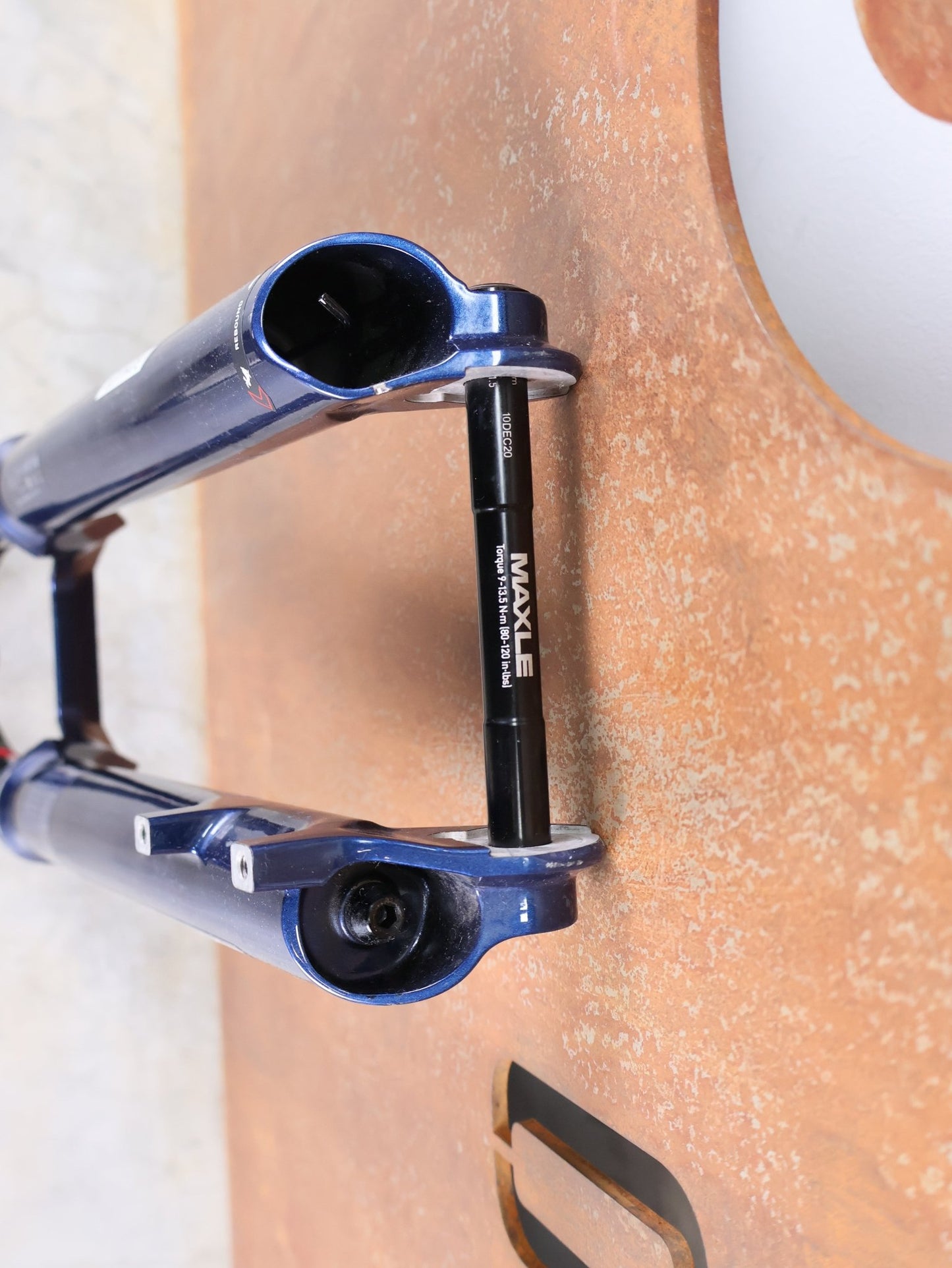 Federgabel von Rock Shox, ROCKSHOX SID ULTIMATE 2P FEDERGABEL – 29" / 120 MM / BLUE CRUSH vor USEDBIKES - OB.DE Hintergrund