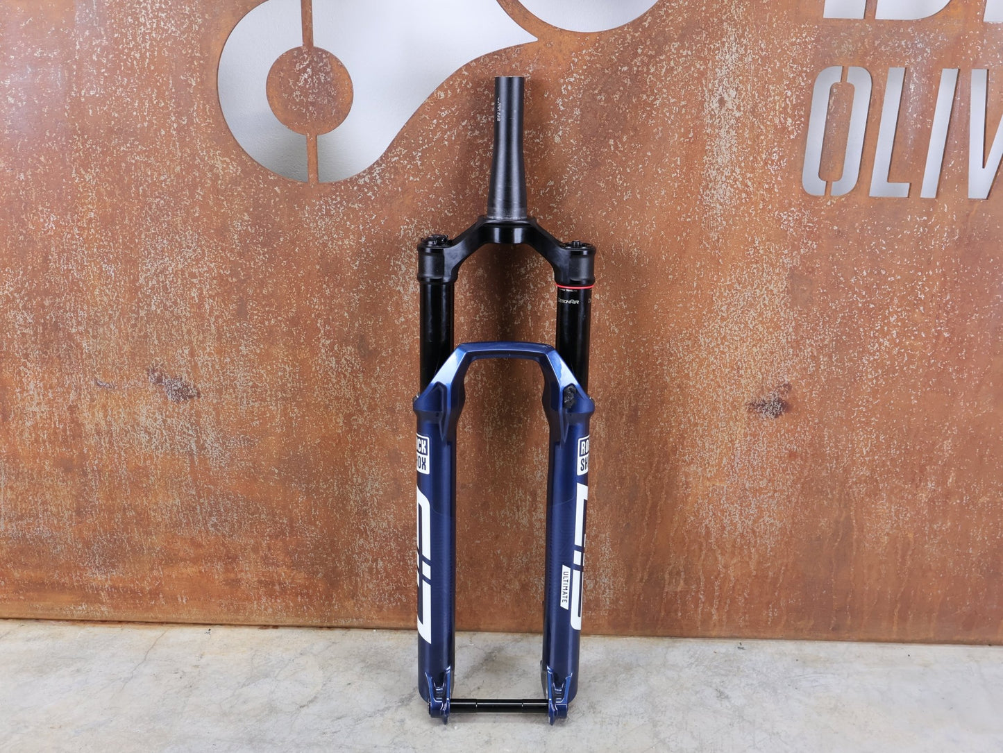 Federgabel von Rock Shox, ROCKSHOX SID ULTIMATE 2P FEDERGABEL – 29" / 120 MM / BLUE CRUSH vor USEDBIKES - OB.DE Hintergrund