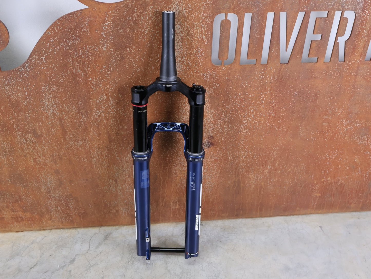 Federgabel von Rock Shox, ROCKSHOX SID ULTIMATE 2P FEDERGABEL – 29" / 120 MM / BLUE CRUSH vor USEDBIKES - OB.DE Hintergrund