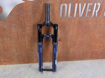 Federgabel von Rock Shox, ROCKSHOX SID ULTIMATE 2P FEDERGABEL – 29" / 120 MM / BLUE CRUSH vor USEDBIKES - OB.DE Hintergrund