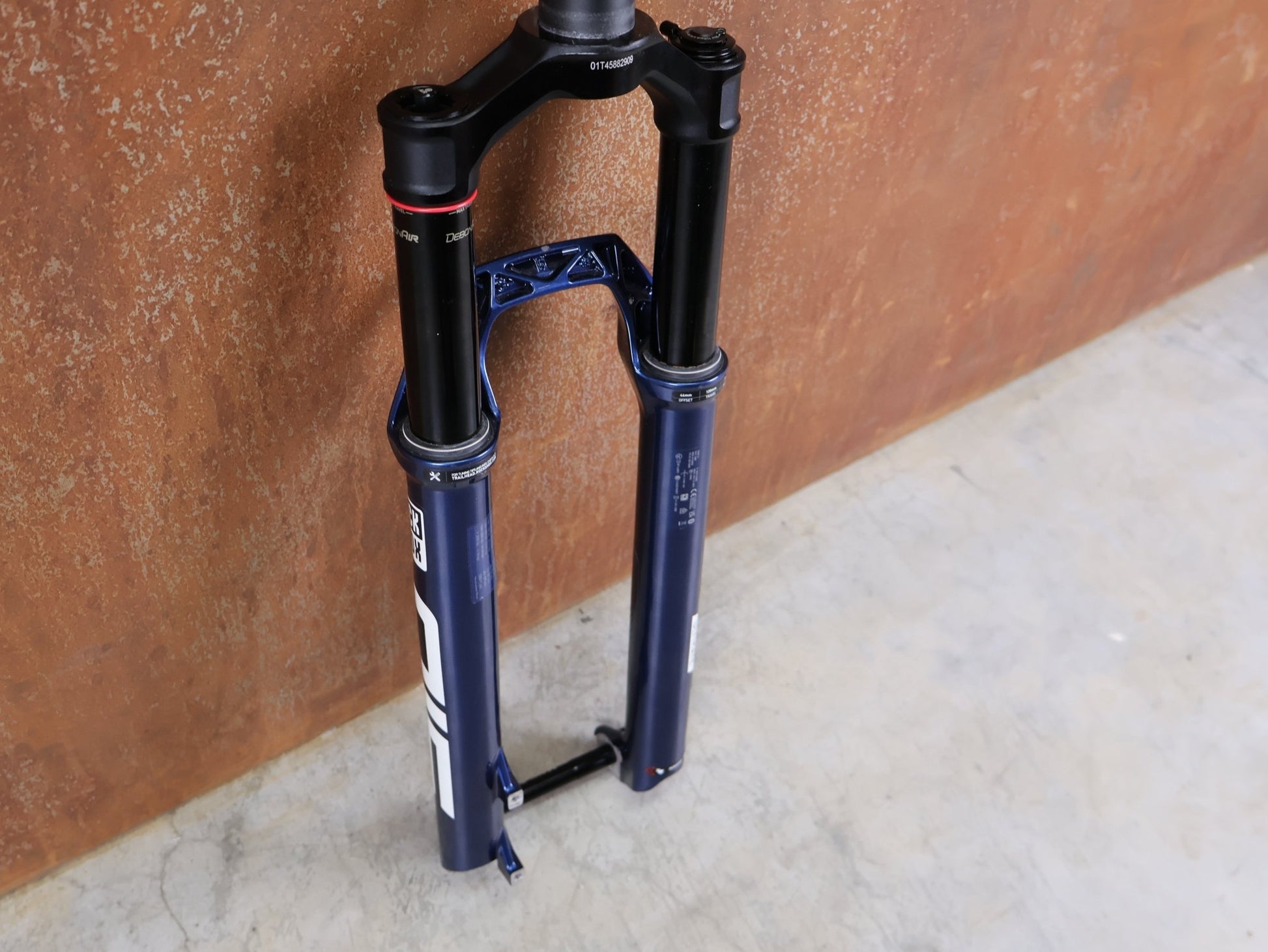Federgabel von Rock Shox, ROCKSHOX SID ULTIMATE 2P FEDERGABEL – 29" / 120 MM / BLUE CRUSH vor USEDBIKES - OB.DE Hintergrund