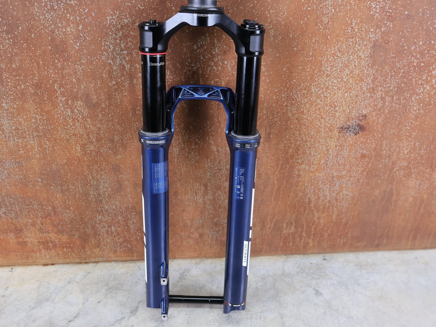 Federgabel von Rock Shox, ROCKSHOX SID ULTIMATE 2P FEDERGABEL – 29" / 120 MM / BLUE CRUSH vor USEDBIKES - OB.DE Hintergrund
