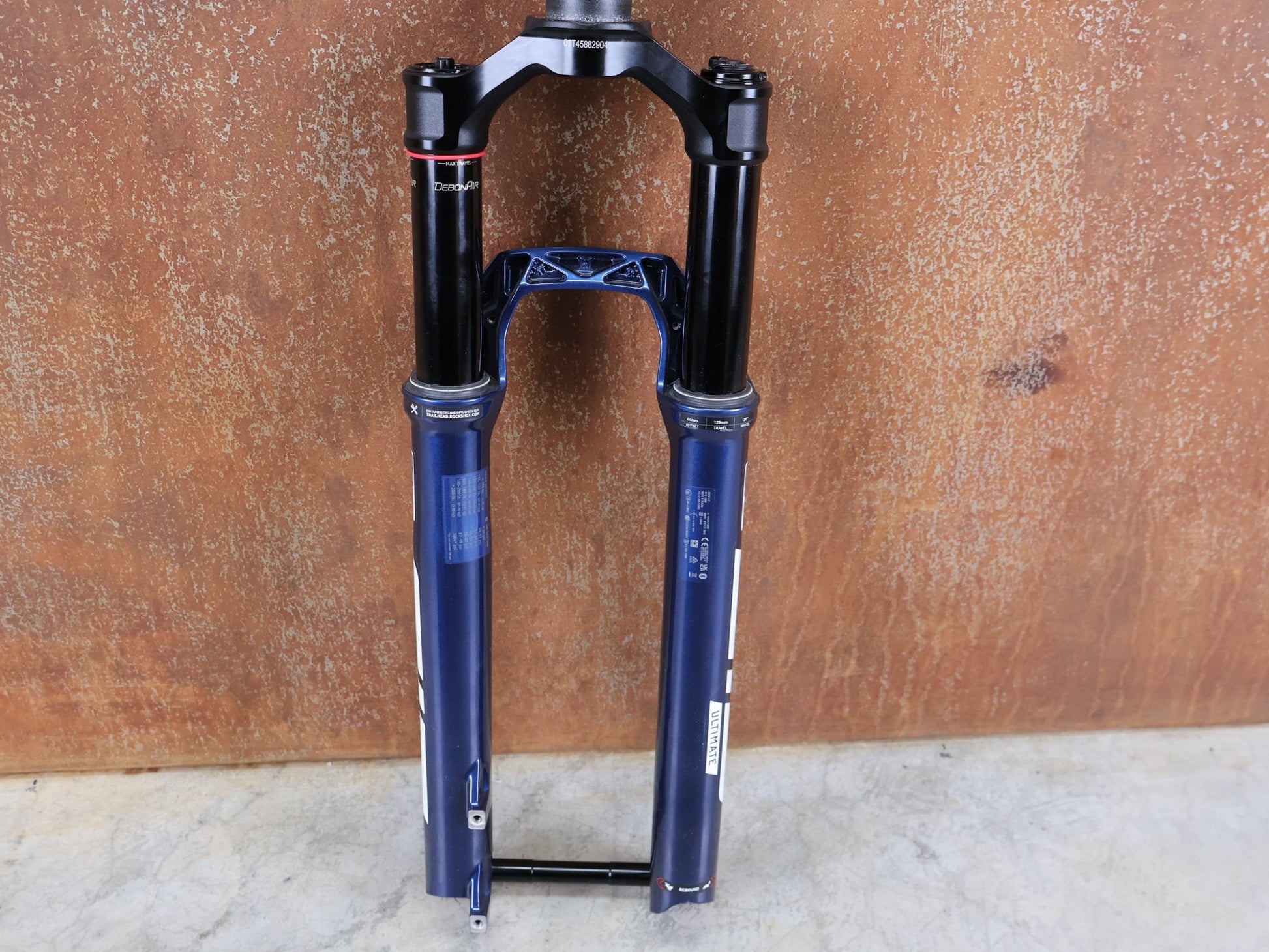 Federgabel von Rock Shox, ROCKSHOX SID ULTIMATE 2P FEDERGABEL – 29" / 120 MM / BLUE CRUSH vor USEDBIKES - OB.DE Hintergrund