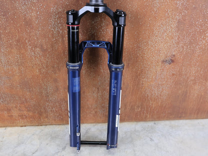 Federgabel von Rock Shox, ROCKSHOX SID ULTIMATE 2P FEDERGABEL – 29" / 120 MM / BLUE CRUSH vor USEDBIKES - OB.DE Hintergrund