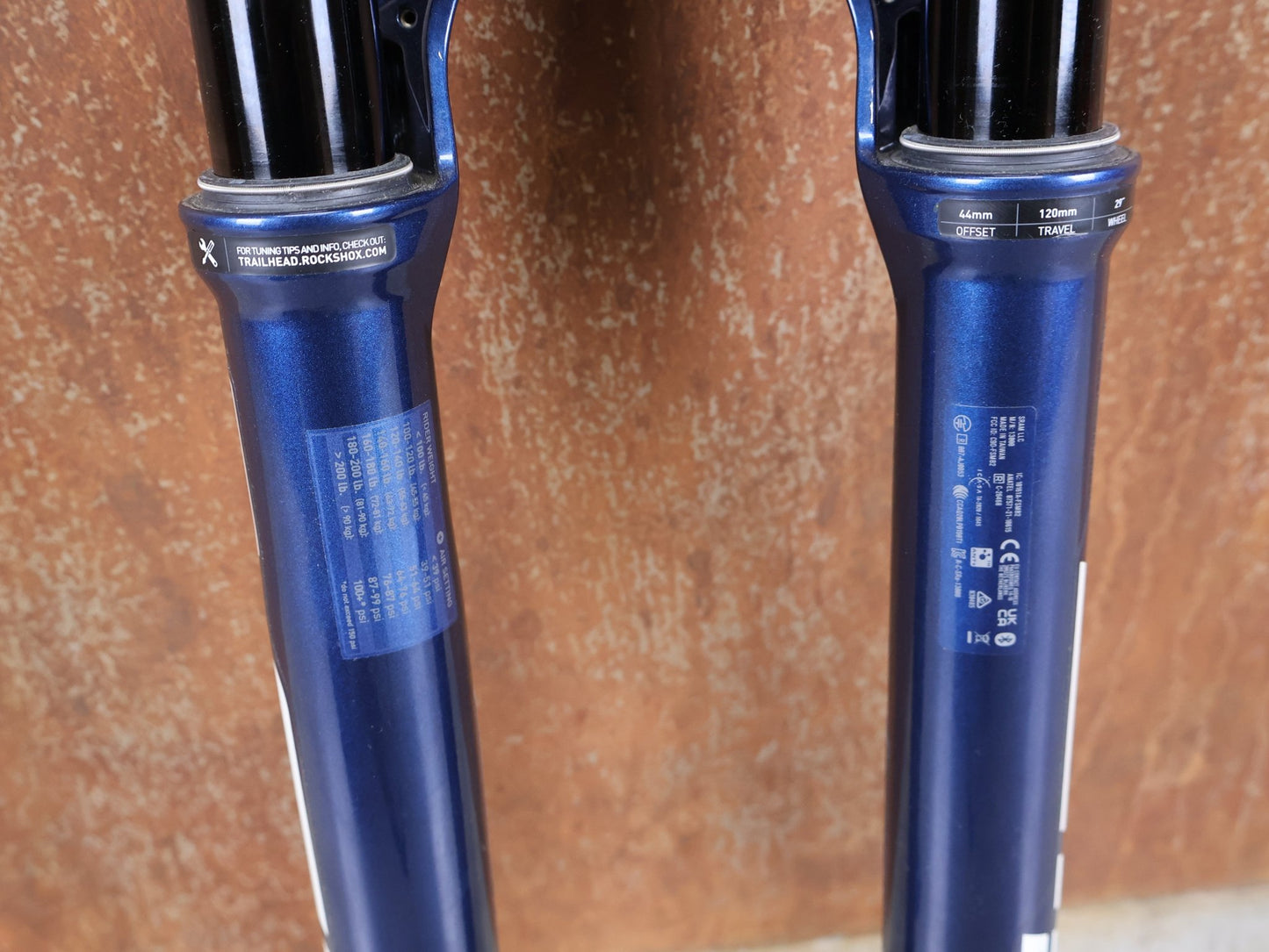 Federgabel von Rock Shox, ROCKSHOX SID ULTIMATE 2P FEDERGABEL – 29" / 120 MM / BLUE CRUSH vor USEDBIKES - OB.DE Hintergrund