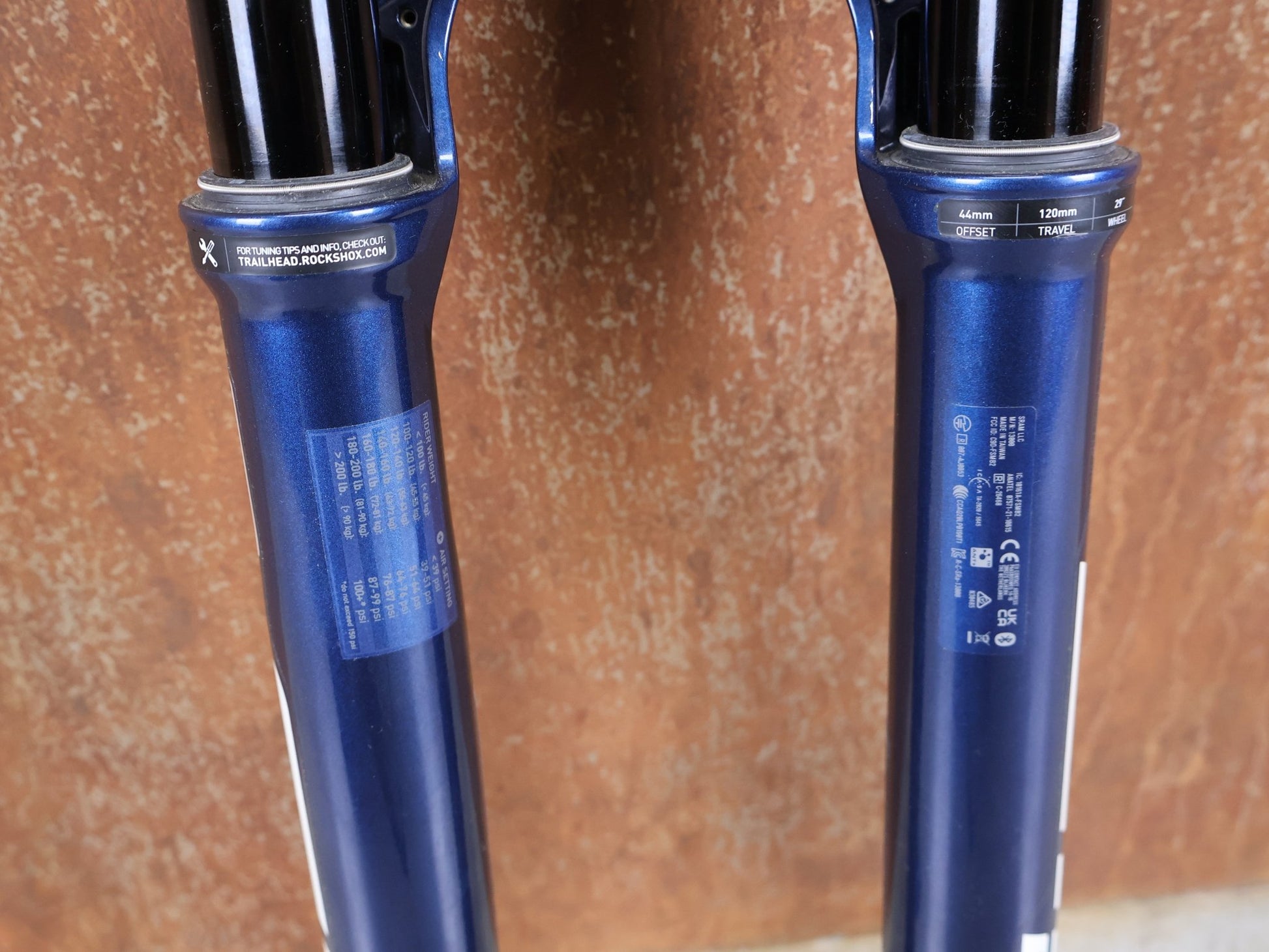 Federgabel von Rock Shox, ROCKSHOX SID ULTIMATE 2P FEDERGABEL – 29" / 120 MM / BLUE CRUSH vor USEDBIKES - OB.DE Hintergrund