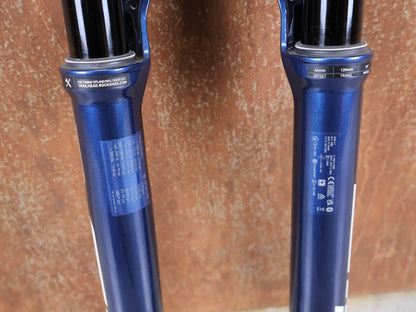Federgabel von Rock Shox, ROCKSHOX SID ULTIMATE 2P FEDERGABEL – 29" / 120 MM / BLUE CRUSH vor USEDBIKES - OB.DE Hintergrund