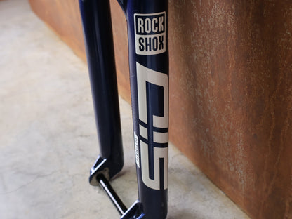 Federgabel von Rock Shox, ROCKSHOX SID ULTIMATE 2P FEDERGABEL – 29" / 120 MM / BLUE CRUSH vor USEDBIKES - OB.DE Hintergrund