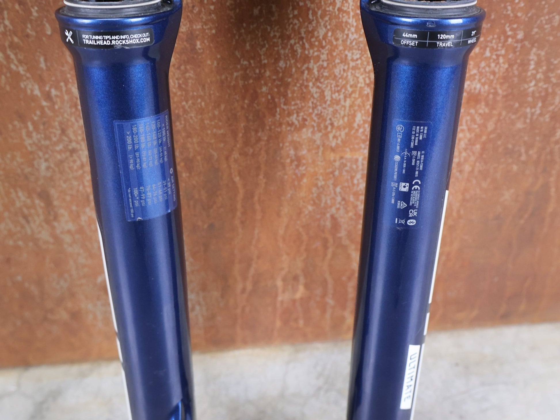 Federgabel von Rock Shox, ROCKSHOX SID ULTIMATE 2P FEDERGABEL – 29" / 120 MM / BLUE CRUSH vor USEDBIKES - OB.DE Hintergrund