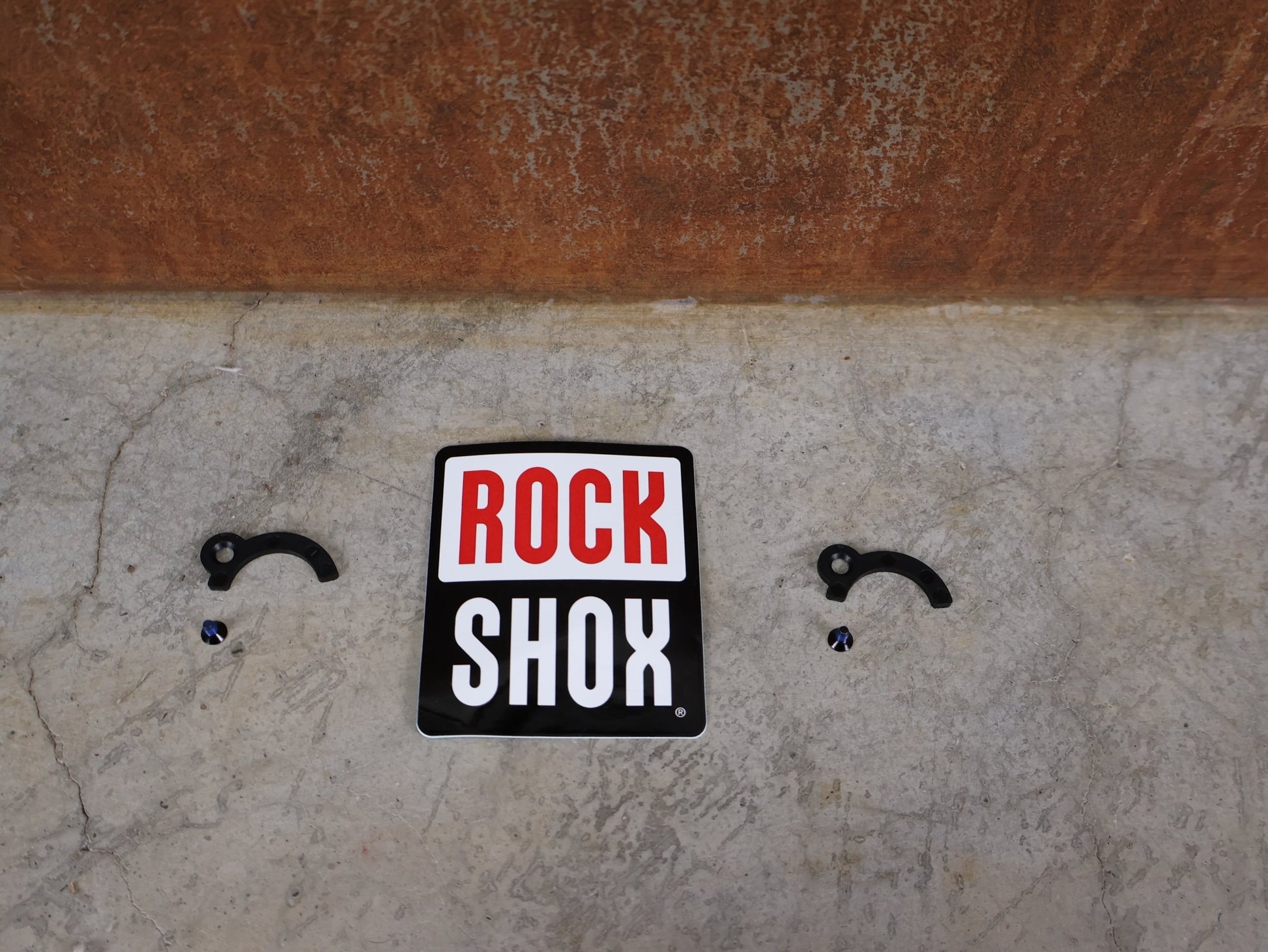 Federgabel von Rock Shox, ROCKSHOX SID ULTIMATE 2P FEDERGABEL – 29" / 120 MM / BLUE CRUSH vor USEDBIKES - OB.DE Hintergrund