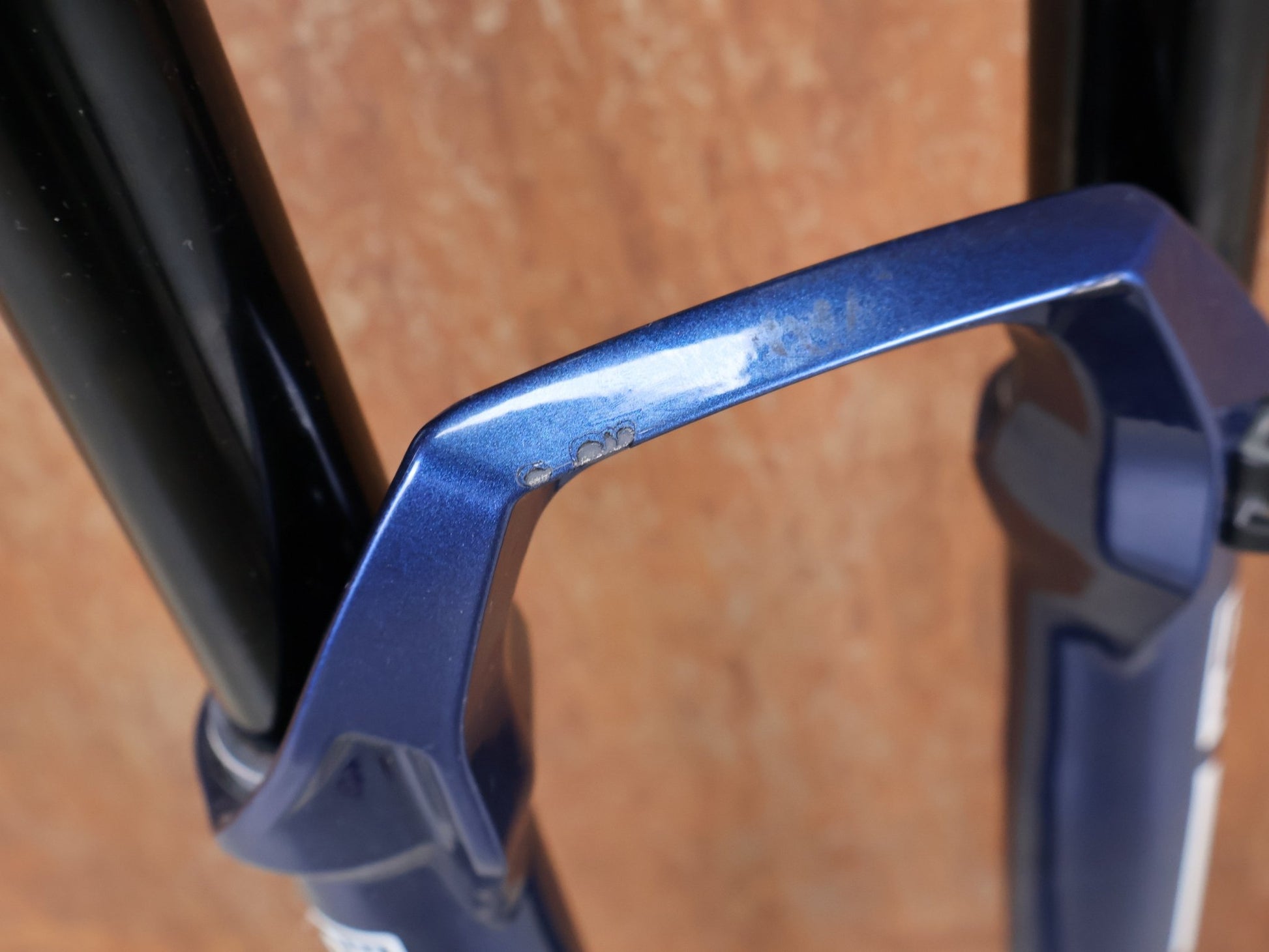 Federgabel von Rock Shox, ROCKSHOX SID ULTIMATE 2P FEDERGABEL – 29" / 120 MM / BLUE CRUSH vor USEDBIKES - OB.DE Hintergrund