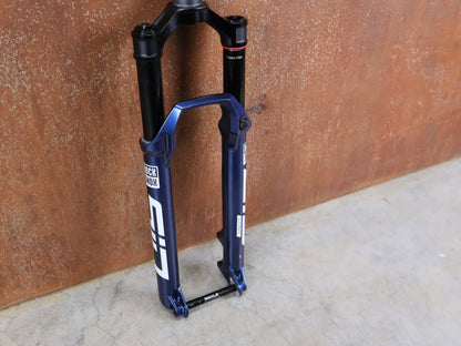 Federgabel von Rock Shox, ROCKSHOX SID ULTIMATE 2P FEDERGABEL – 29" / 120 MM / BLUE CRUSH vor USEDBIKES - OB.DE Hintergrund