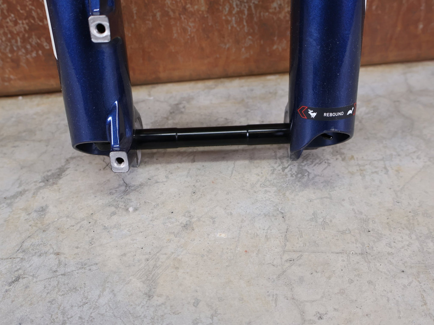 Federgabel von Rock Shox, ROCKSHOX SID ULTIMATE 2P FEDERGABEL – 29" / 120 MM / BLUE CRUSH vor USEDBIKES - OB.DE Hintergrund