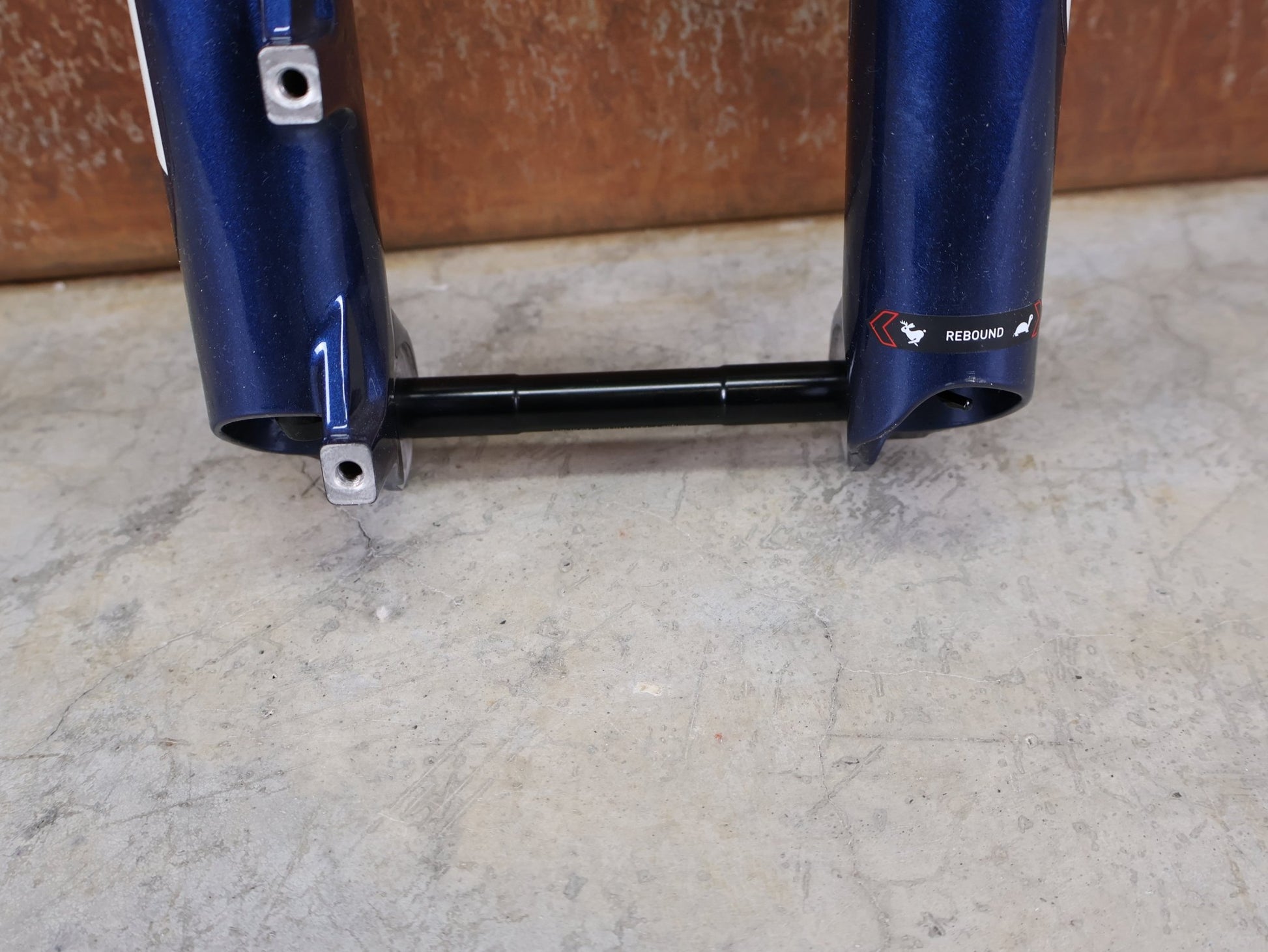 Federgabel von Rock Shox, ROCKSHOX SID ULTIMATE 2P FEDERGABEL – 29" / 120 MM / BLUE CRUSH vor USEDBIKES - OB.DE Hintergrund