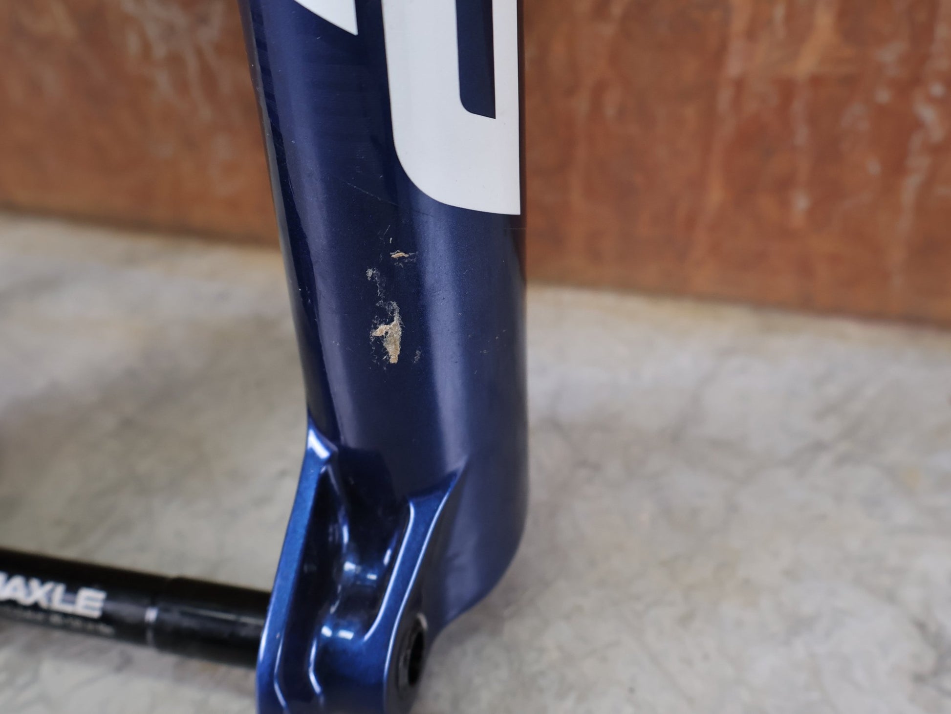 Federgabel von Rock Shox, ROCKSHOX SID ULTIMATE 2P FEDERGABEL – 29" / 120 MM / BLUE CRUSH vor USEDBIKES - OB.DE Hintergrund