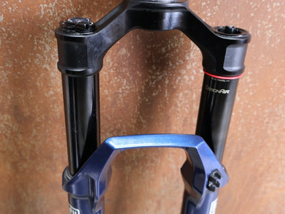 Federgabel von Rock Shox, ROCKSHOX SID ULTIMATE 2P FEDERGABEL – 29" / 120 MM / BLUE CRUSH vor USEDBIKES - OB.DE Hintergrund