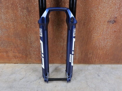 Federgabel von Rock Shox, ROCKSHOX SID ULTIMATE 2P FEDERGABEL – 29" / 120 MM / BLUE CRUSH vor USEDBIKES - OB.DE Hintergrund