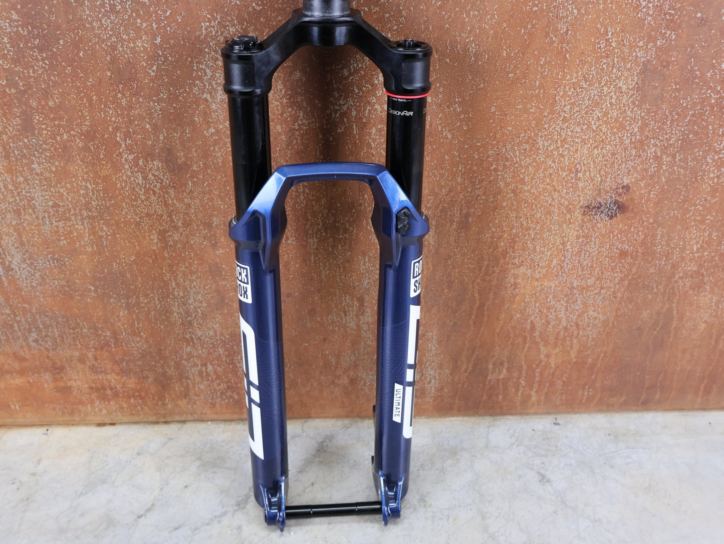 Federgabel von Rock Shox, ROCKSHOX SID ULTIMATE 2P FEDERGABEL – 29" / 120 MM / BLUE CRUSH vor USEDBIKES - OB.DE Hintergrund