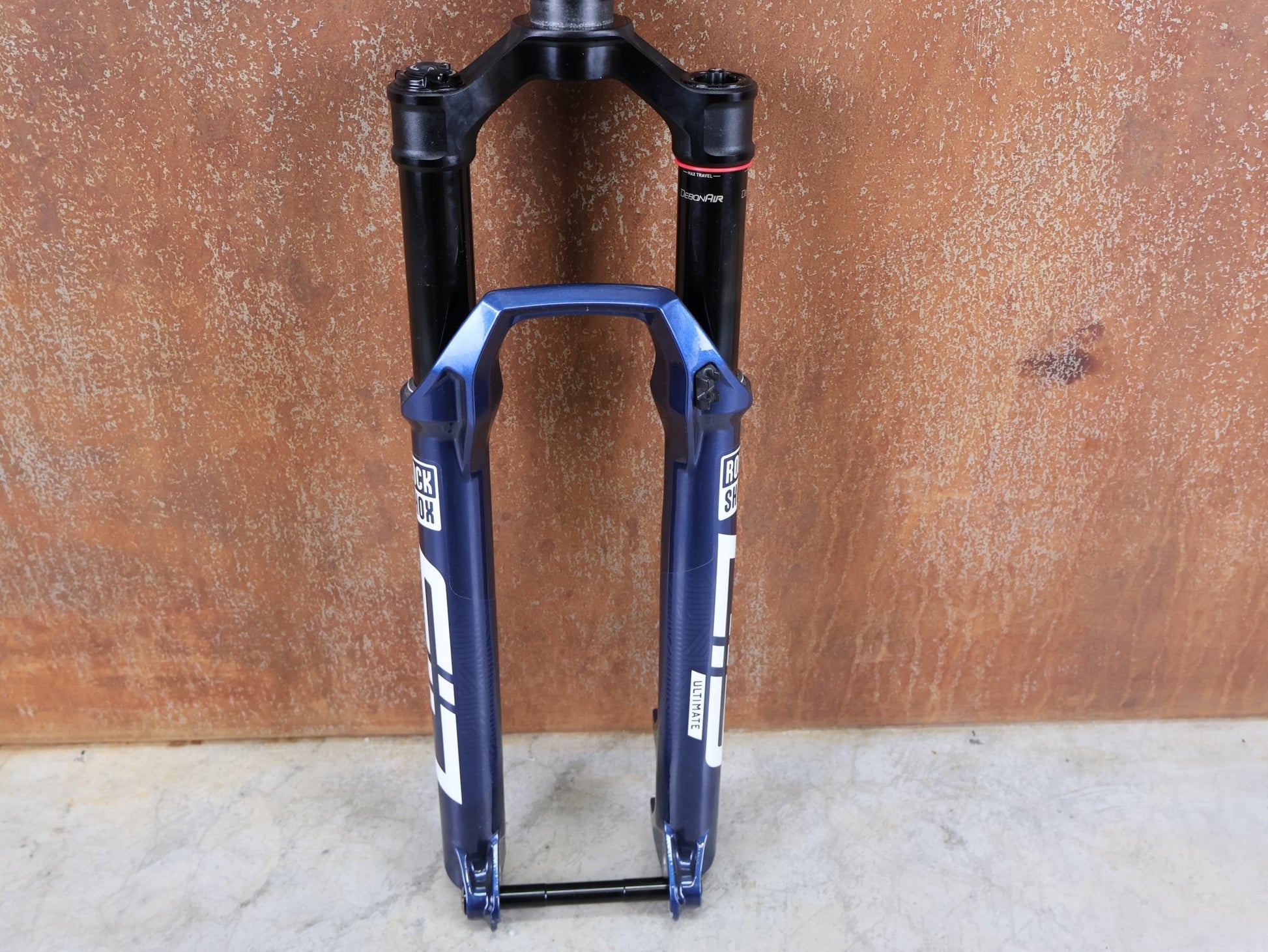 Federgabel von Rock Shox, ROCKSHOX SID ULTIMATE 2P FEDERGABEL – 29" / 120 MM / BLUE CRUSH vor USEDBIKES - OB.DE Hintergrund