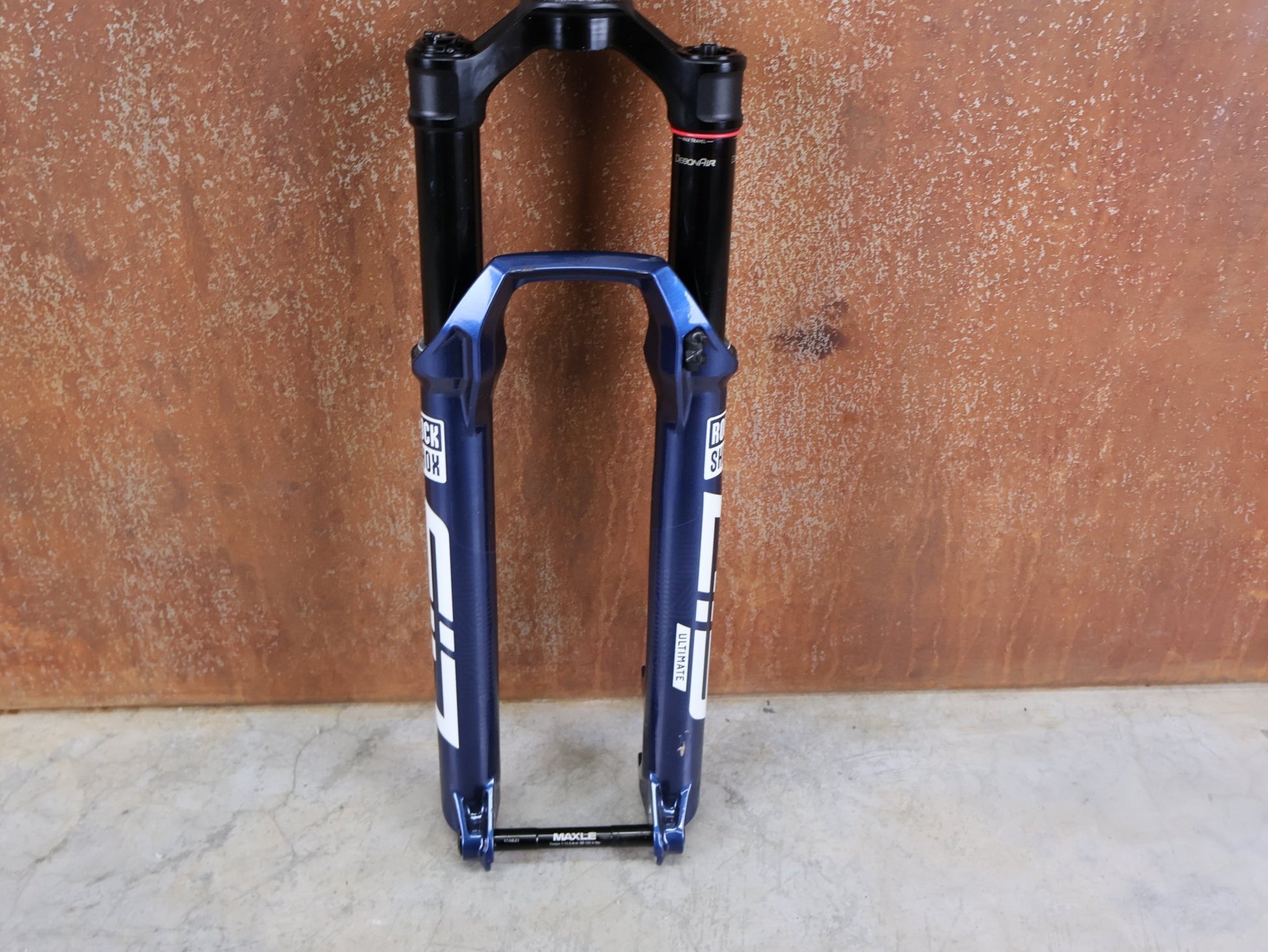 Federgabel von Rock Shox, ROCKSHOX SID ULTIMATE 2P FEDERGABEL – 29" / 120 MM / BLUE CRUSH vor USEDBIKES - OB.DE Hintergrund
